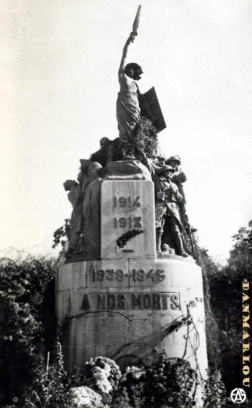 Saida 527- Monument aux morts COLLECTION DES AMIS DE ND DE SANTA CRUZ.jpg